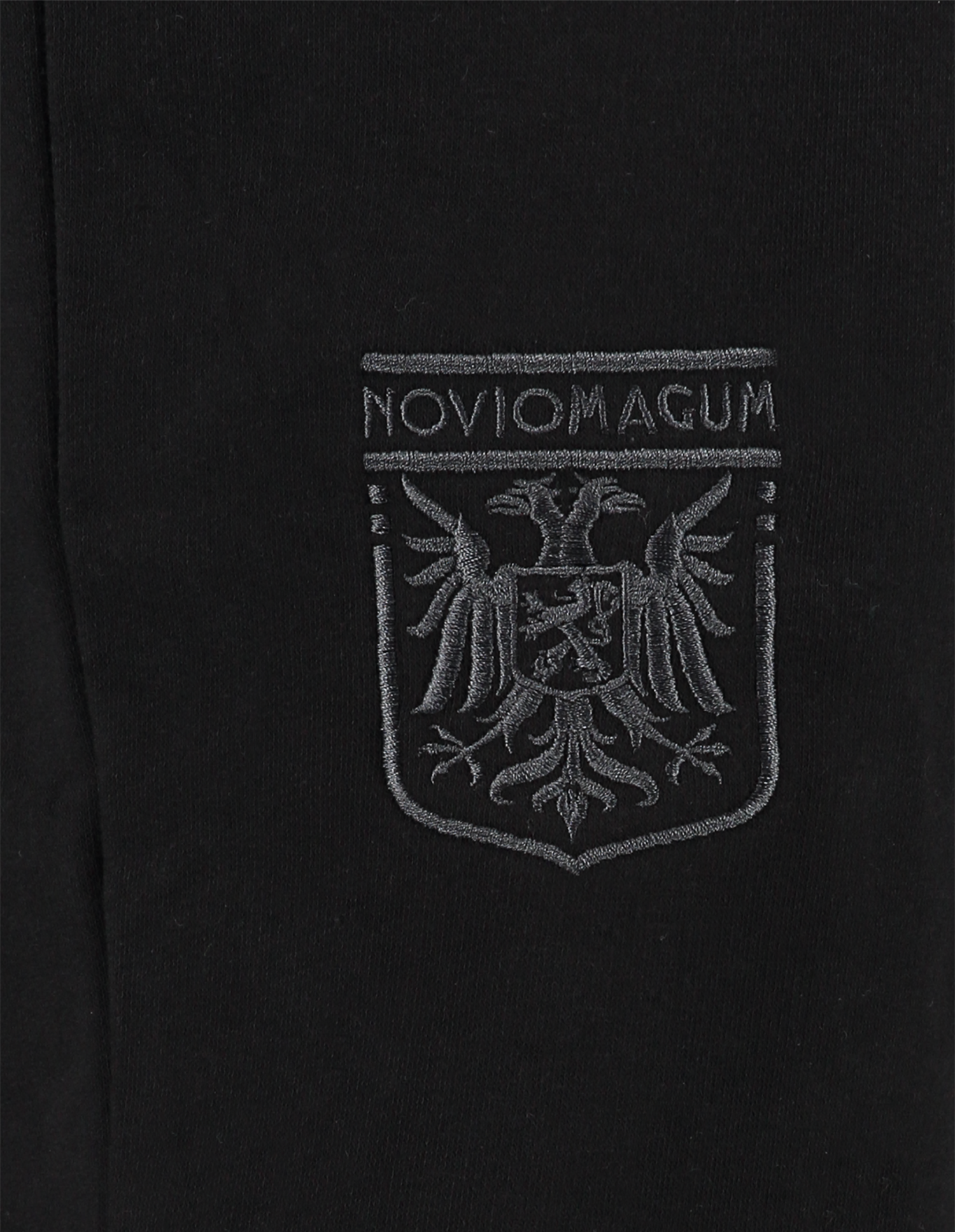 Zwarte Joggingsbroek met het zwarte Noviomagum wapen