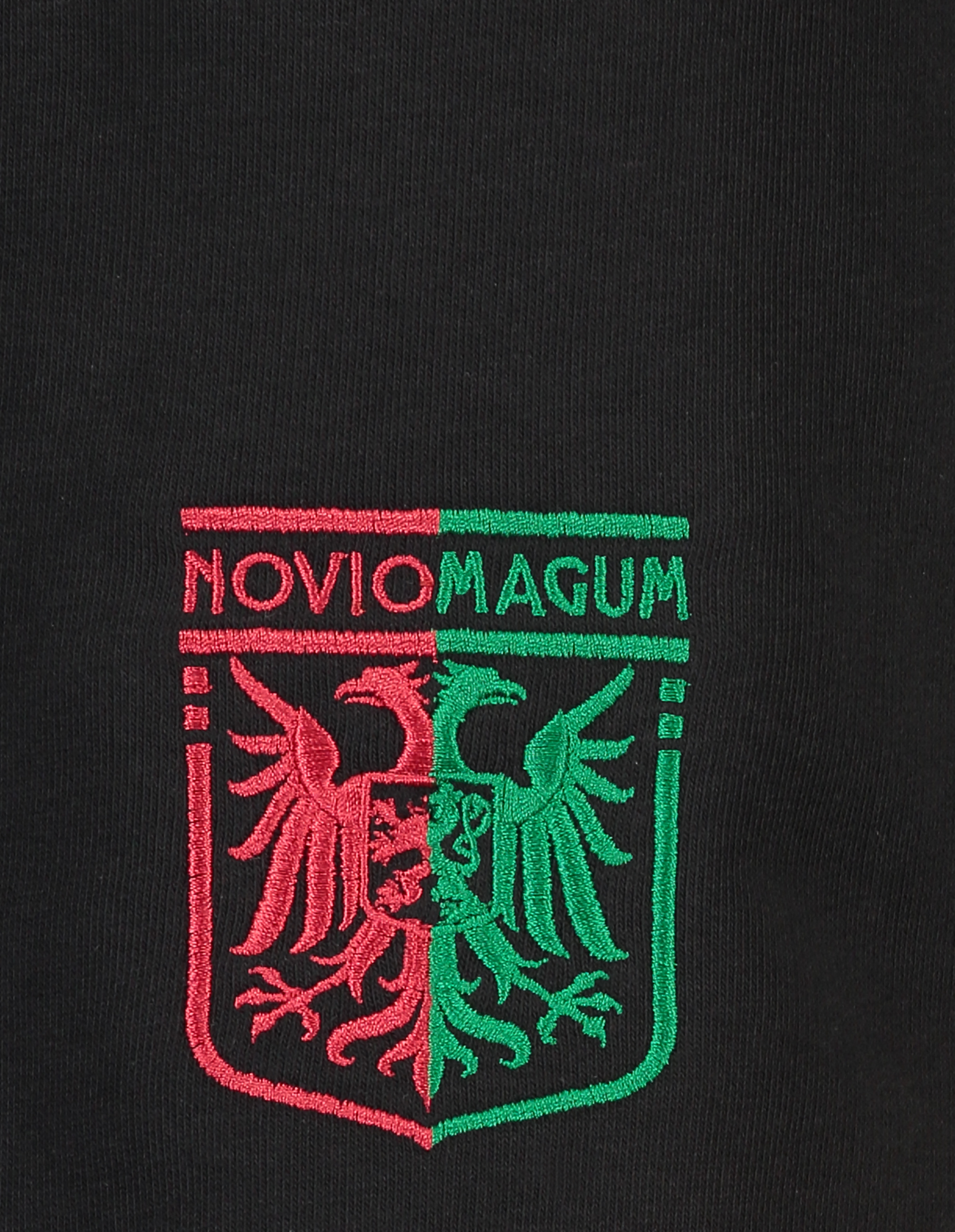 Zwarte short met het Noviomagum wapen in clubkleuren