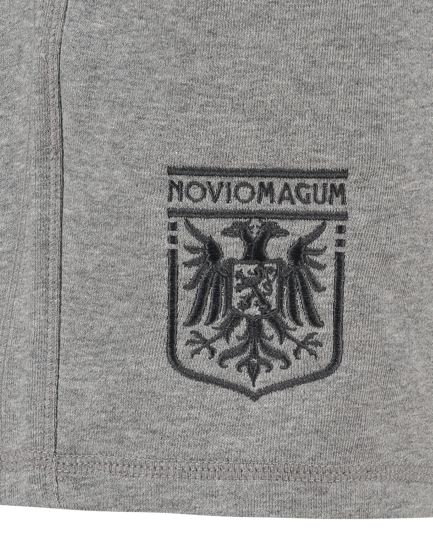 Grijs jogging short met het Noviomagum logo in het zwart