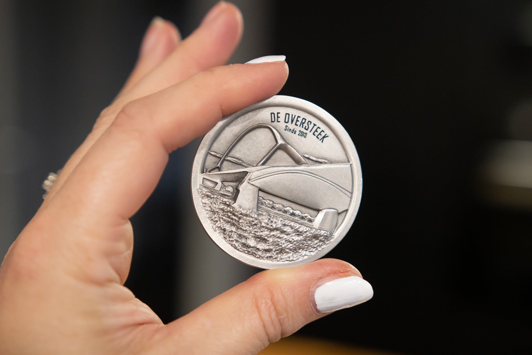 Tinnen Waalbrug munt met een afmeting van 5cm. De munt komt met een transparant bewaardoosje
