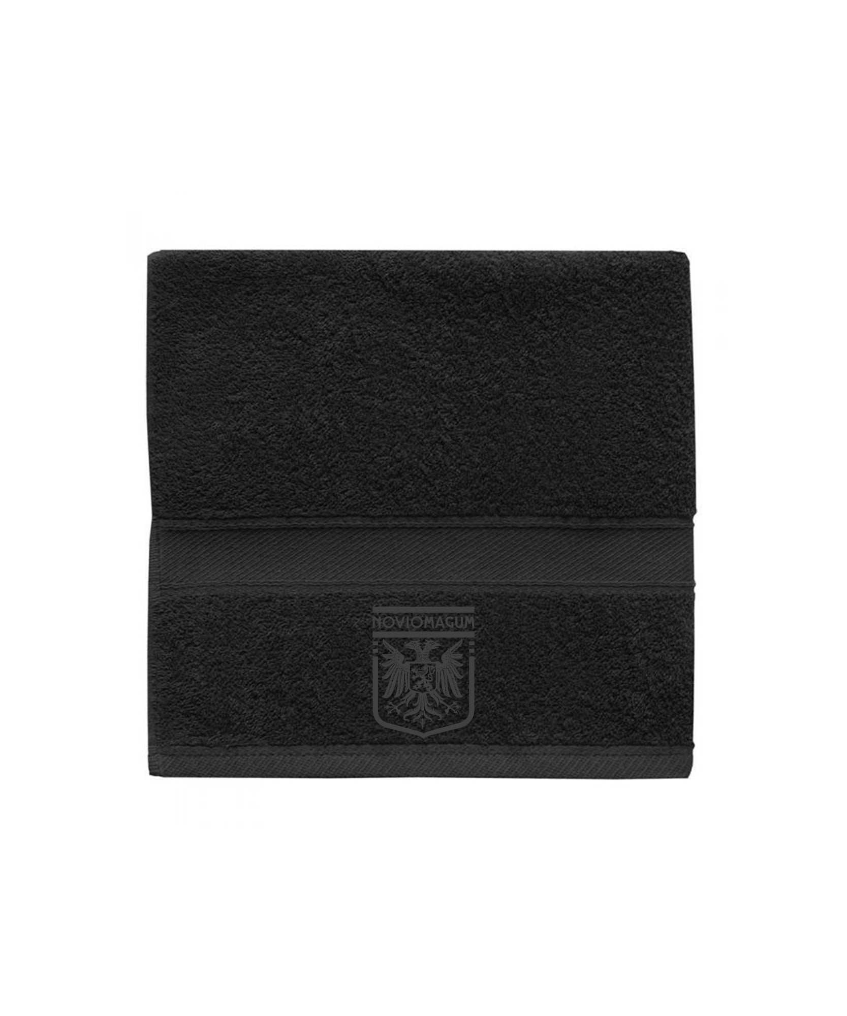 Kleine handdoek in de kleur zwart, met een zwart Noviomagum logo.