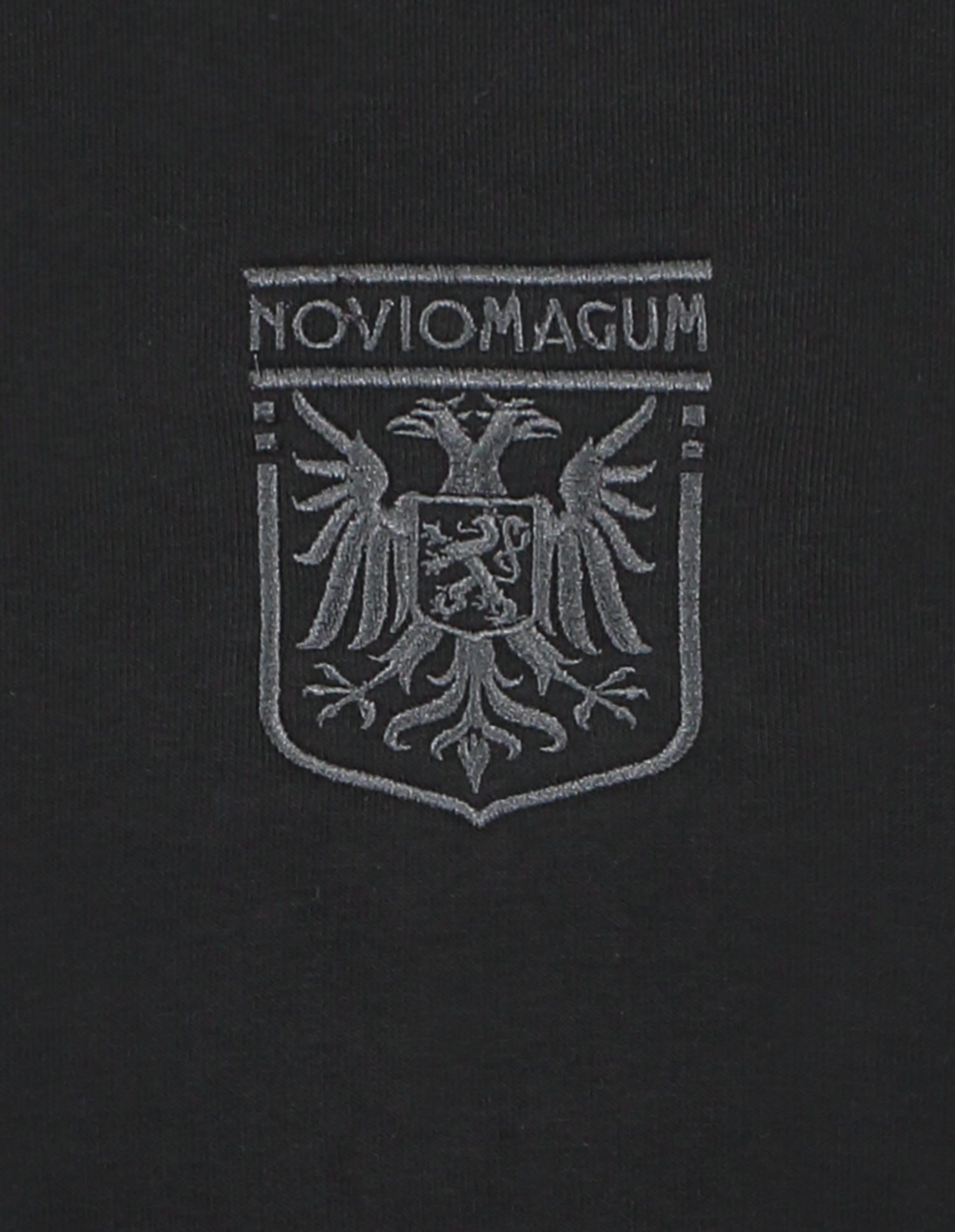 Zwarte hoodie met het Noviomagum wapen in het zwart
